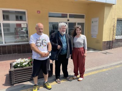 Adéla Šípová před teplárnou Kladno