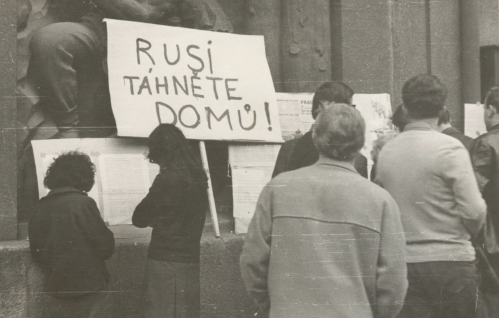 Dobový snímek transparentu Rusi táhněte domů Dobový snímek transparentu Rusi táhněte domů