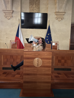 Adéla Šípová s oceněním Amplion v Senátu