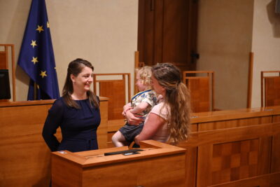 Adéla a Bára s dítětem v Senátu