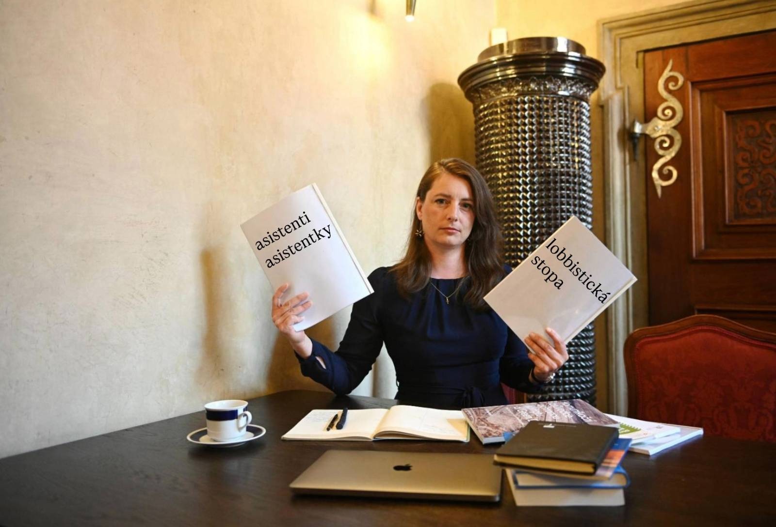 Senátorka Adéla Šípová sedí za stolem v kanceláři a drží v ruce dva dokumenty – na jednom je napsáno asistenti,asistentky a na druhé lobbistická stopa Senátorka Adéla Šípová sedí za stolem v kanceláři a drží v ruce dva dokumenty - na jednom je napsáno asistenti,asistentky a na druhé lobbistická stopa