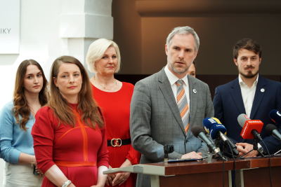 Senátorka Adéla Sucharda Šípová a zástupci podporujících stran: Zdeněk Hřib (Piráti), Kateřina Pastorková (TOP 09), Věra Kovářová (STAN), Samuel Volpe (Piráti).